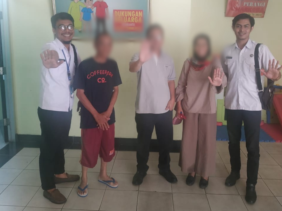 Petugas BNN Kota Tangerang Selatan antar Klien ke Babes Rehabilitasi Lido Petugas BNN Kota Tangerang Selatan antar Klien ke Babes Rehabilitasi Lido